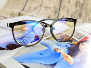 Cách đeo kính 0 độ chống ánh sáng xanh cho nữ giới