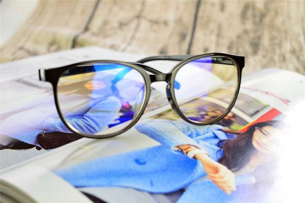 Cách đeo kính 0 độ chống ánh sáng xanh cho nữ giới